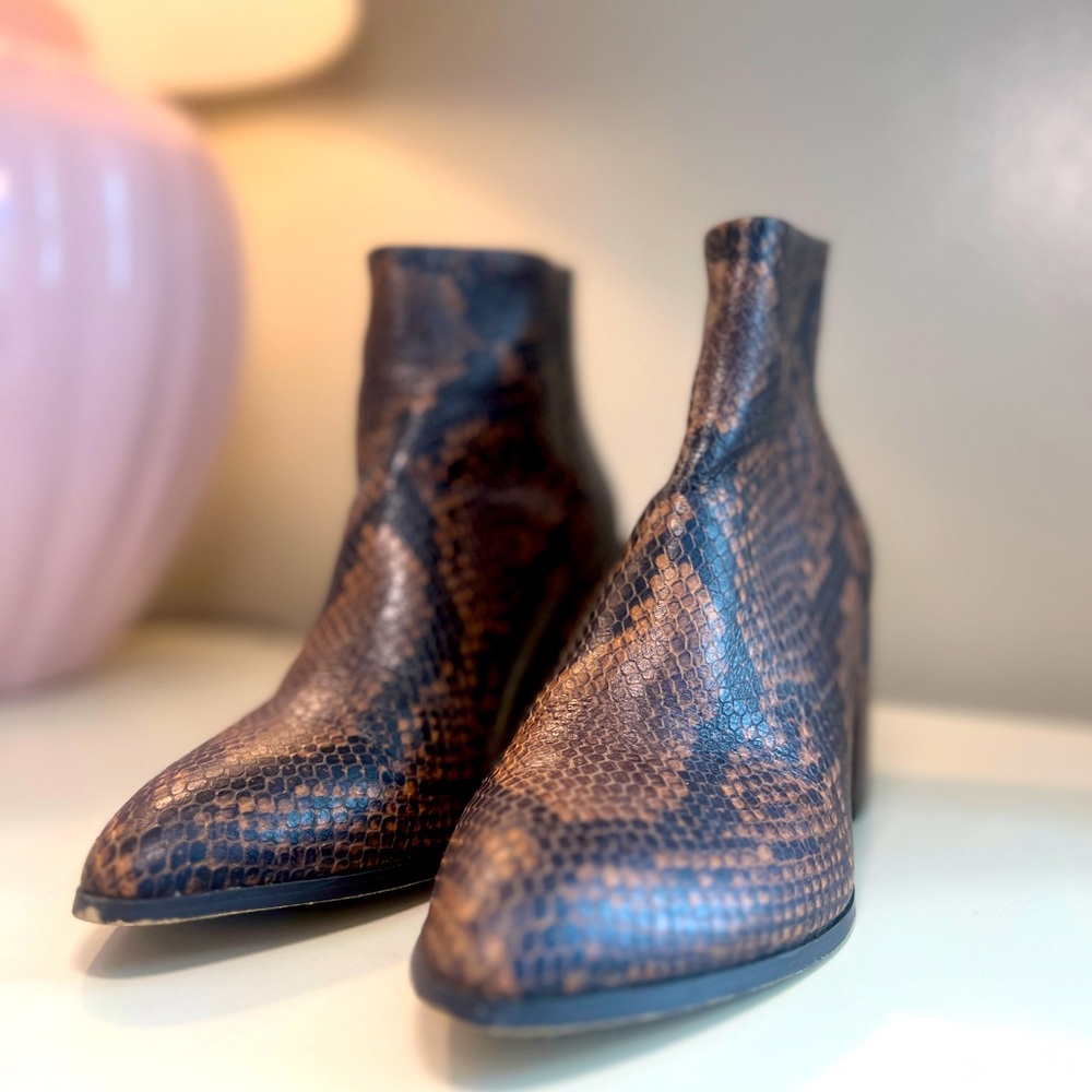 Steve Madden Jillian Bootie in Brown Snake Print ✨EUC✨